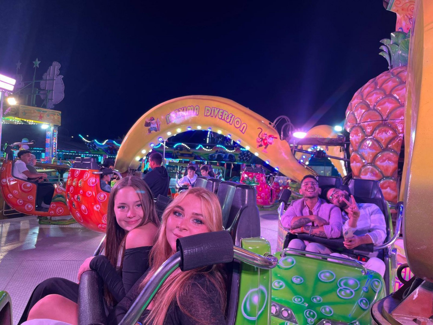 Enikő au pair programja Spanyolországban_barátokkal vidámparkban